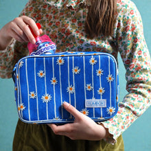 Load image into Gallery viewer, Yumbox Chill Bag + Ice Packs – Daisy Print